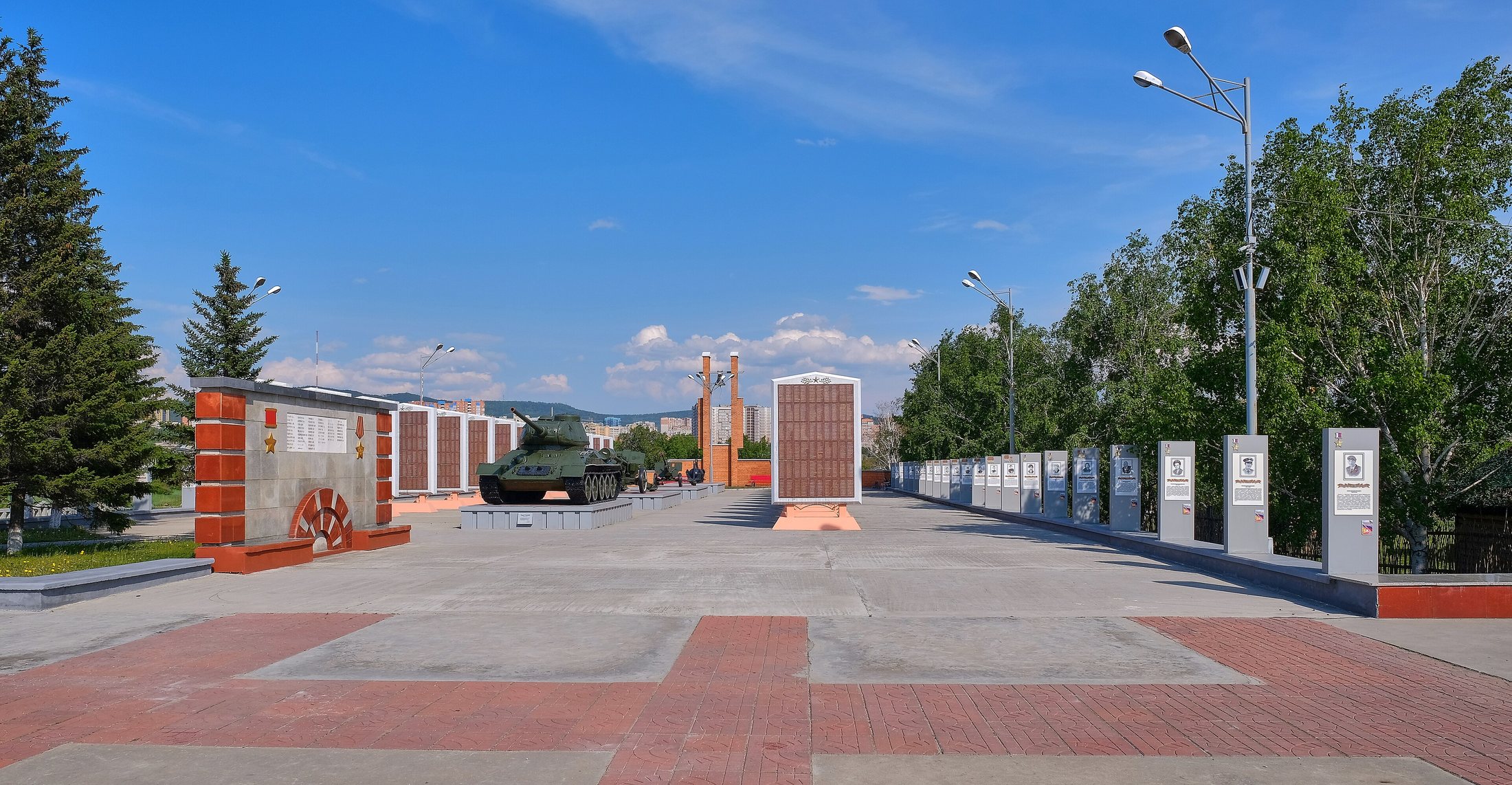 Аллея героев сейчас: бетонное покрытие, розовые постаменты плит с именами, танк Т-34